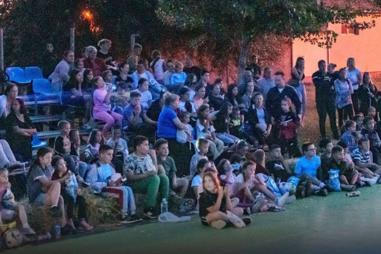 Kulturno leto u opštini Inđija: Letnji bioskop stigao u Maradik - deca uživala u filmskoj čaroliji pod vedrim nebom