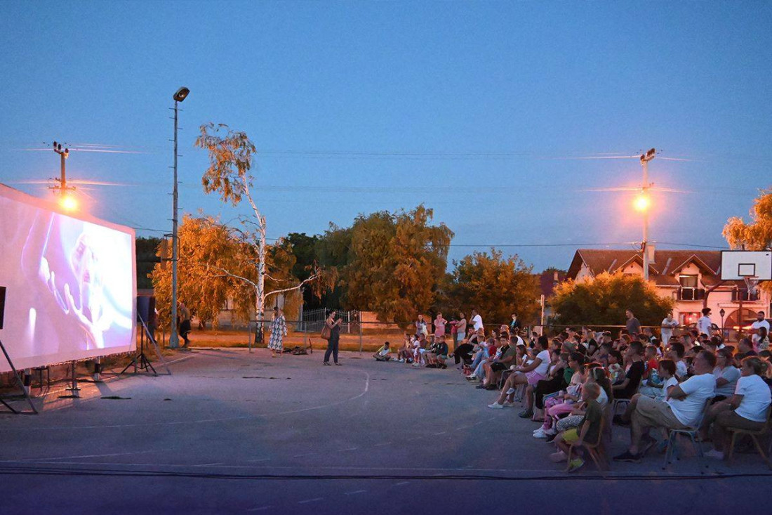 Kulturno leto u Inđiji: Najmlađi meštani Krčedina uživali u projekciji animiranog filma