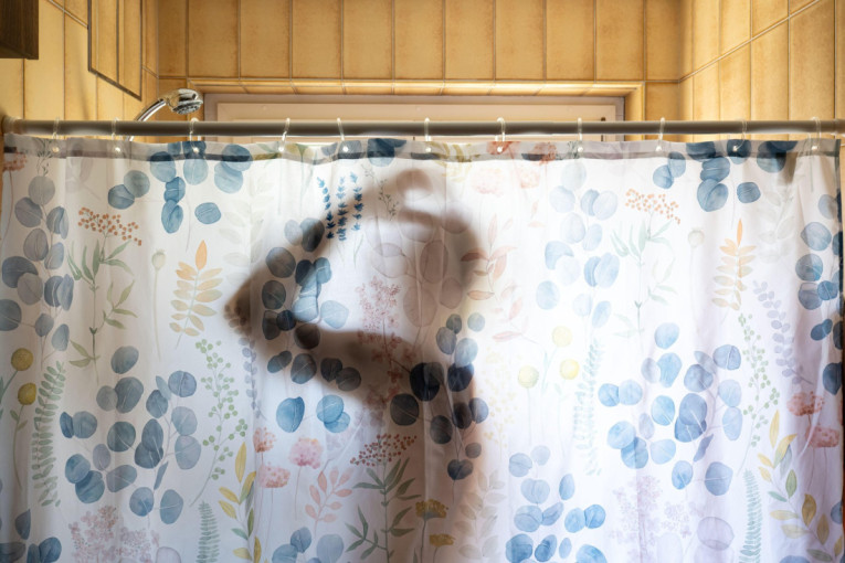 Mnogi su ceo život u zabludi: Da li je bolje tuširati se ujutru ili uveče?