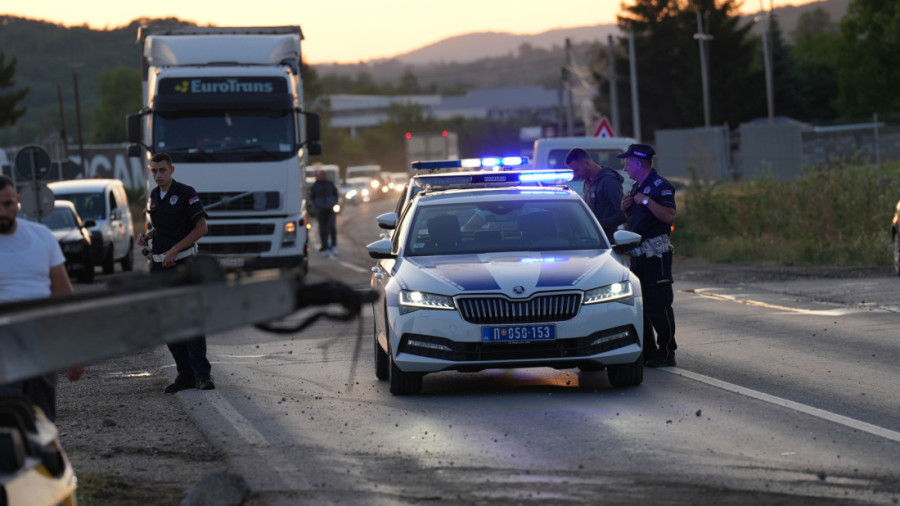 Strašan udes na Slaviji! Dve gospođe se zakucale autom u zgradu!