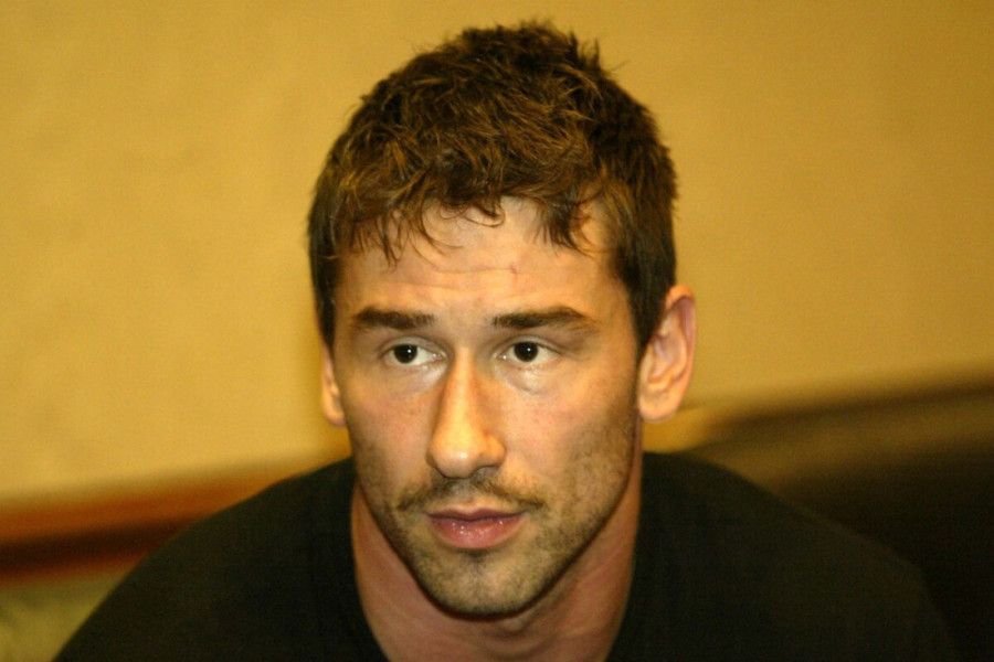 "Trebalo bi da bude muško!" Pevač i njegova 15 godina mlađa supruga čekaju treće dete!