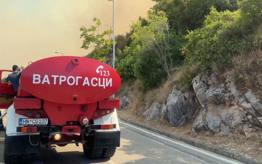 Zapalio se i Nikšić! Požar ide ka kućama - vatrogasci pojurili ka domaćinstvima!