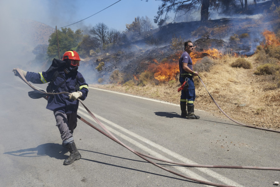 UZNEMIRUJUĆI VIDEO "Spaliće celu Grčku, bežite!" Dim prekrio sunce, vatra progutala kuće - sledeća na udaru Atina!