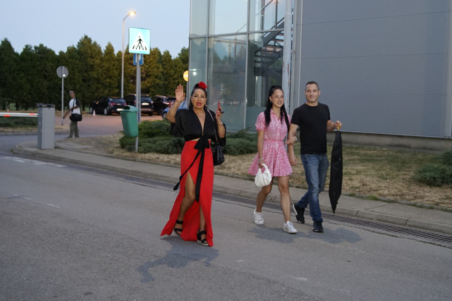 Zlata sa cvetom u kosi došla po sina u "Elitu": Vrištim od stresa!