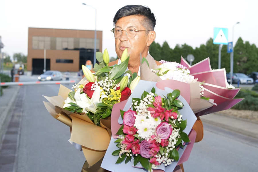 Peja u luks hotelu s duplo mlađim bliznakinjama: Voditelj se provodi za sve pare!