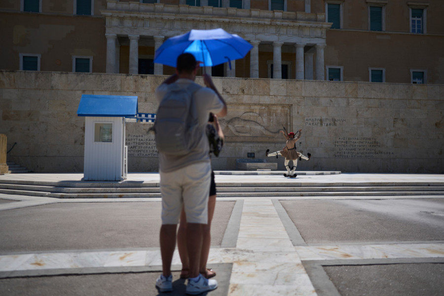 Grčka gori ovo leto! Asfalt u Atini dosegao 70 stepeni, Akropolj zatvoren, a ulice puste!