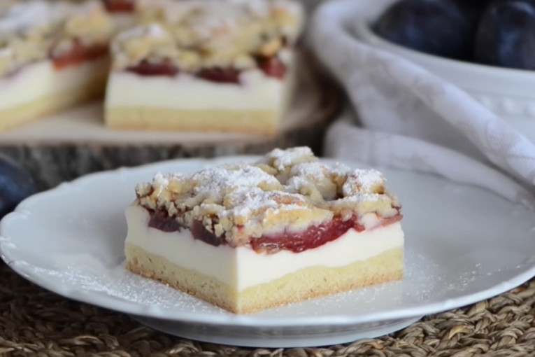 Recept dana: Prhki kolač sa šljivama i krem sirom je desert za kojim ćete prvi put posegnuti iz znatiželje, a drugi put iz neizdrža