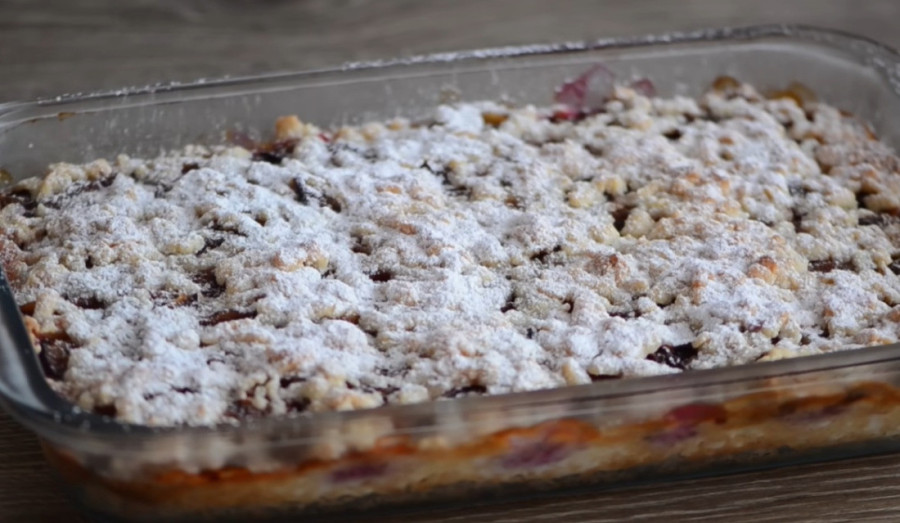 Recept dana: Prhki kolač sa šljivama i krem sirom je desert za kojim ćete prvi put posegnuti iz znatiželje, a drugi put iz neizdrža