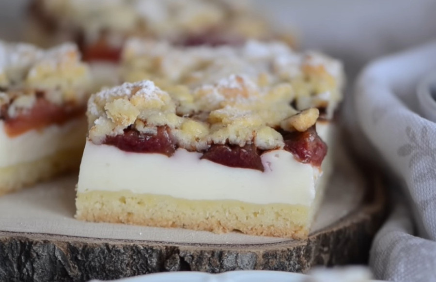 Recept dana: Prhki kolač sa šljivama i krem sirom je desert za kojim ćete prvi put posegnuti iz znatiželje, a drugi put iz neizdrža