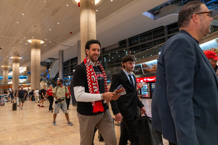 Euforija u Tel Avivu: Stigao je Vasa Micić (FOTO)