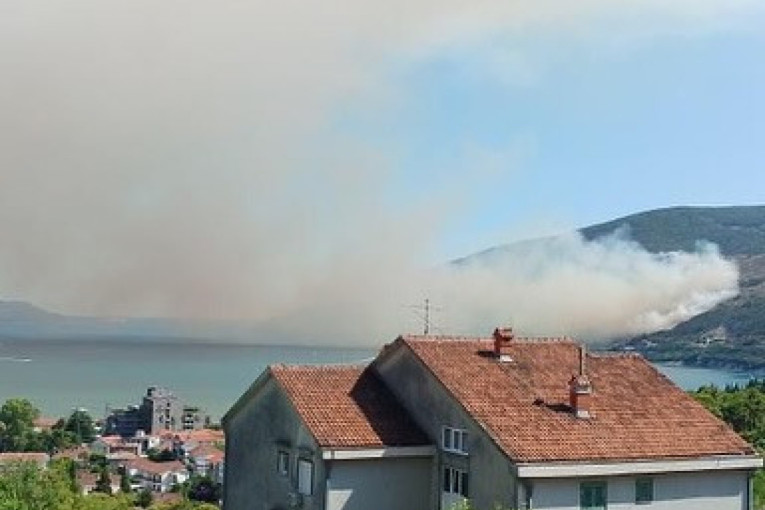 Mladić podmetnuo požar, vatra pretila da proguta sela i granicu u Herceg Novom: Oglasila se crnogorska policija