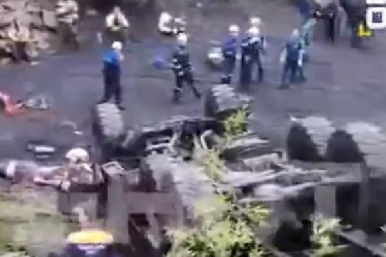 Sleteo u ambis: 14 poginulih u jezivoj nesreći u Rusiji – putnici bili zarobljeni!