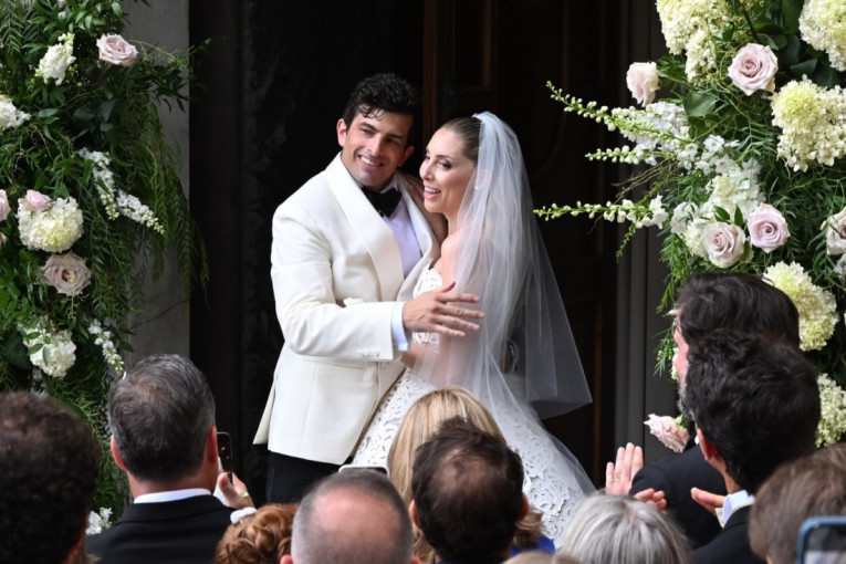 Unuk slavnog modnog dizajnera izgovorio sudbonosno "da", a svi pričaju samo o neverovatnoj venčanici njegove izabranice (FOTO)