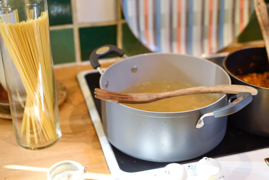 Recept dana: Zapečeni špageti sa Alfredo sosom su kremasta alternativa lazanjama koje će obožavati cela porodica