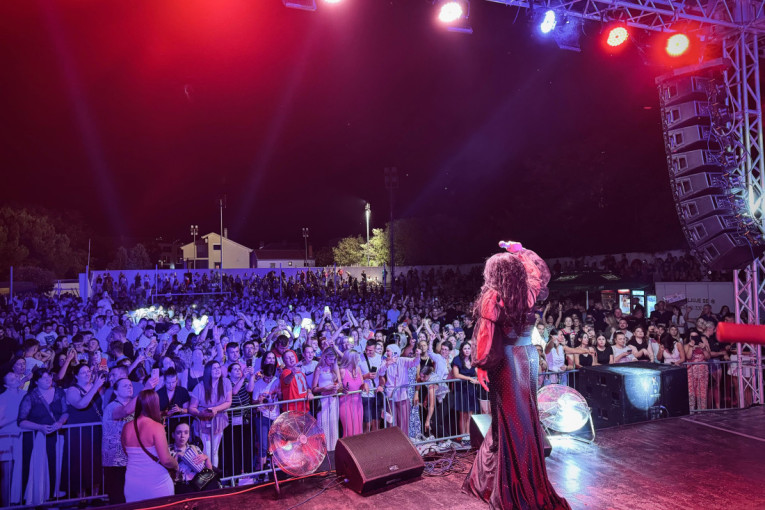 Dragana Mirković sišla sa bine i zapevala sa publikom: Orio se Mostar!