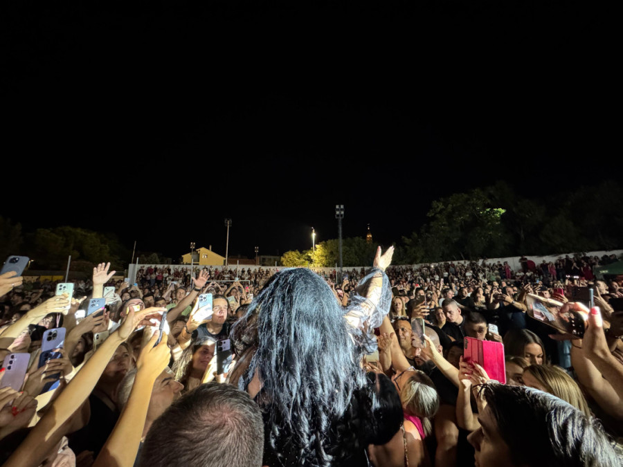 Dragana Mirković sišla sa bine i zapevala sa publikom: Orio se Mostar!