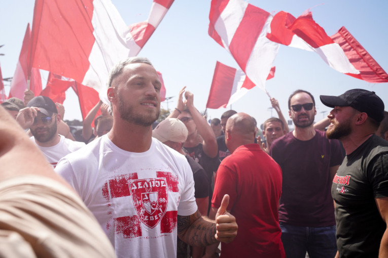 Arnautović stigao u Beograd! Odmah obukao navijačku majicu i zapevao sa Delijama (FOTO/VIDEO)