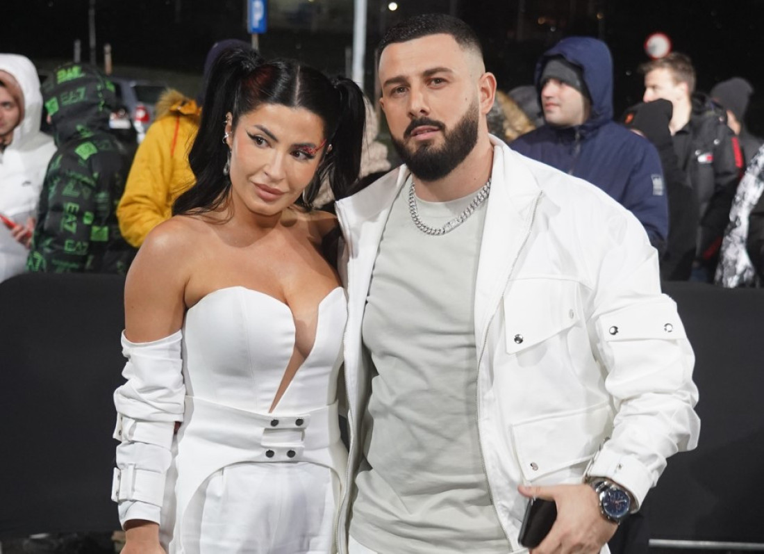 Sajfer nakon pucnjave prvi put u javnosti: Reper nastupao sa štakama! (FOTO)