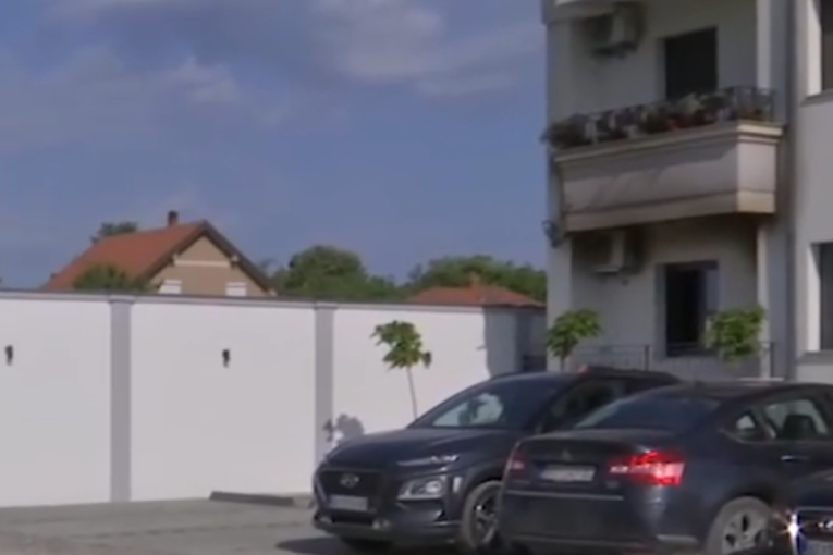 Dramatično jutro u Surčinu: Devojka skočila s prvog sprata bežeći od požara, dve bebe u bolnici