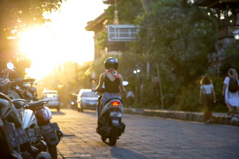 Nisam je ni video! Devojka pokosila pešaka, moped bio neregistrovan