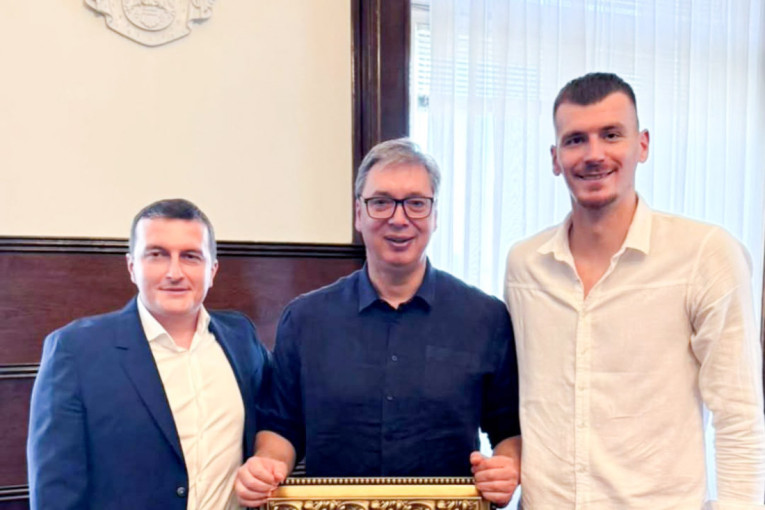 Predsednik Vučić se našalio - Koliko sam nizak, najbolje se vidi kad stanem uz legendarnog Borišu (FOTO)