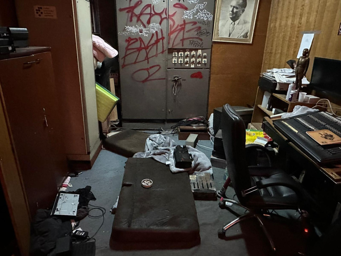 Posle blokadera krš i lom u SKC-u: Polomljen nameštaj, otuđen deo imovine, išarani zidovi (FOTO/VIDEO)