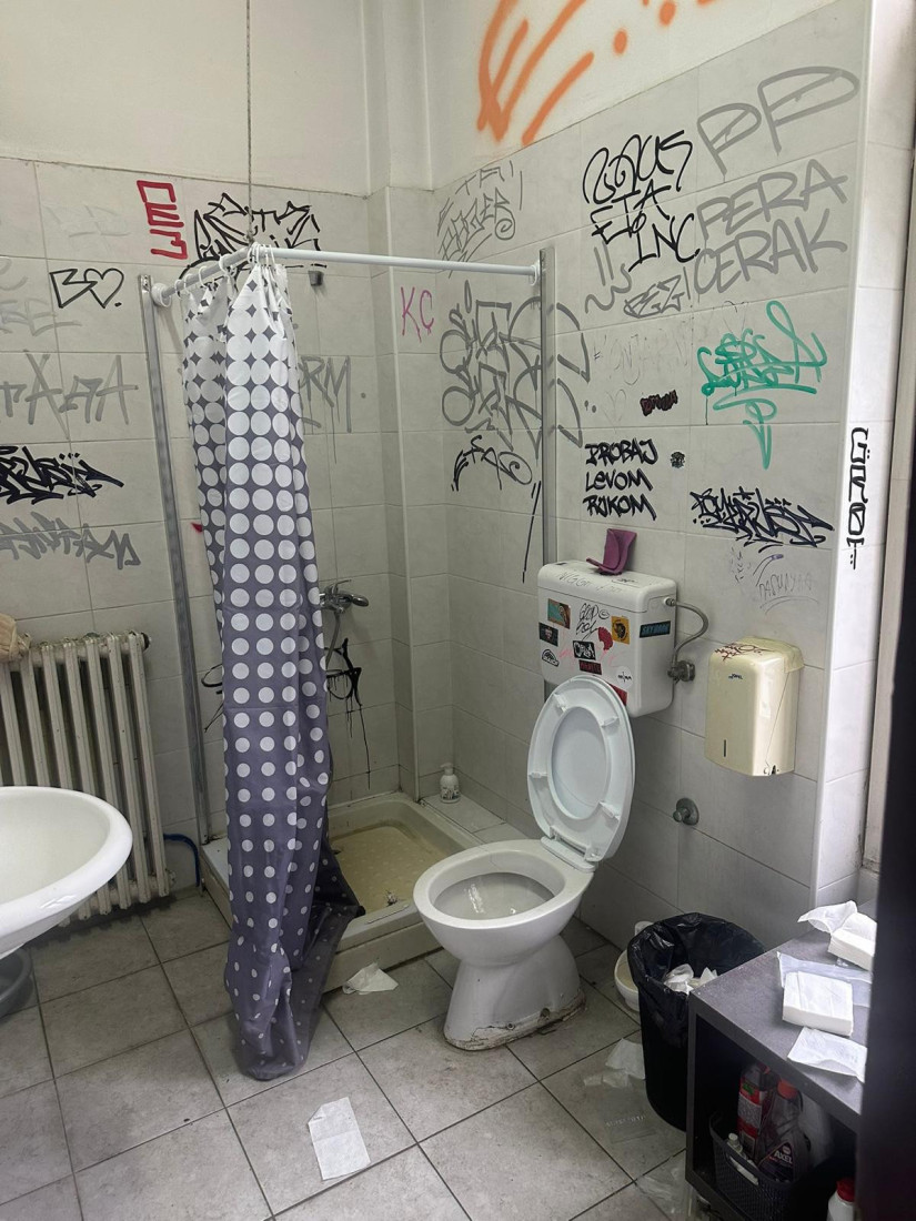 Posle blokadera krš i lom u SKC-u: Polomljen nameštaj, otuđen deo imovine, išarani zidovi (FOTO/VIDEO)