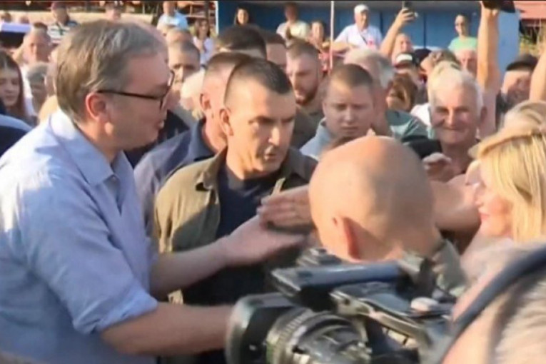 Vučić stigao u Požegu: Predsednika dočekali građani na velikom narodnom veselju