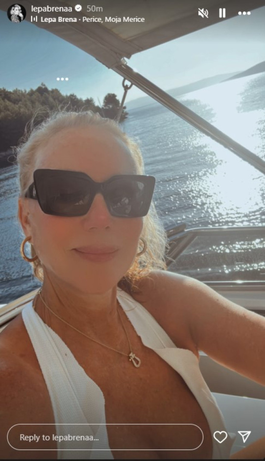 Brena u provokativnom kupaćem uživa na jahti: Jedan detalj će vas nasmejati (FOTO)