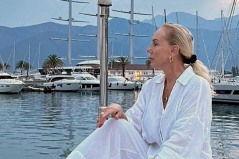 Brena u provokativnom kupaćem uživa na jahti: Jedan detalj će vas nasmejati (FOTO)