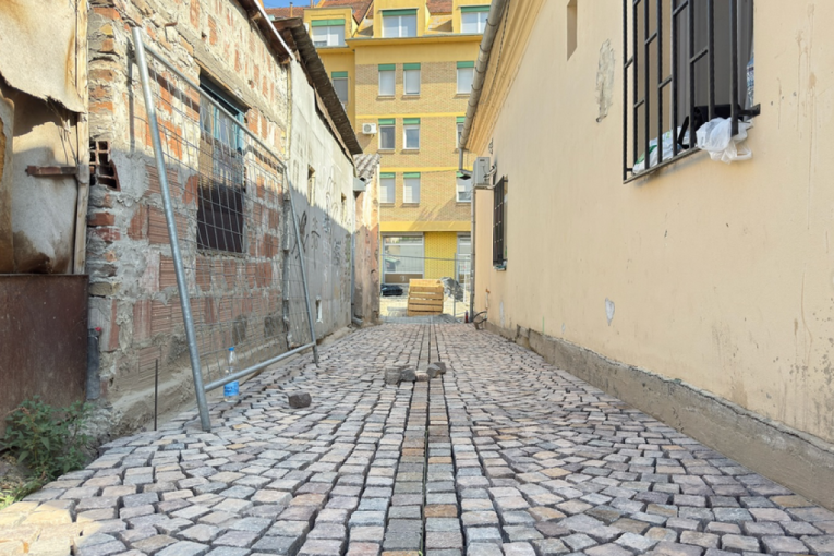 Lađarska ulica dobija novi izgled: Napreduju radovi u Almaškom kraju (FOTO)