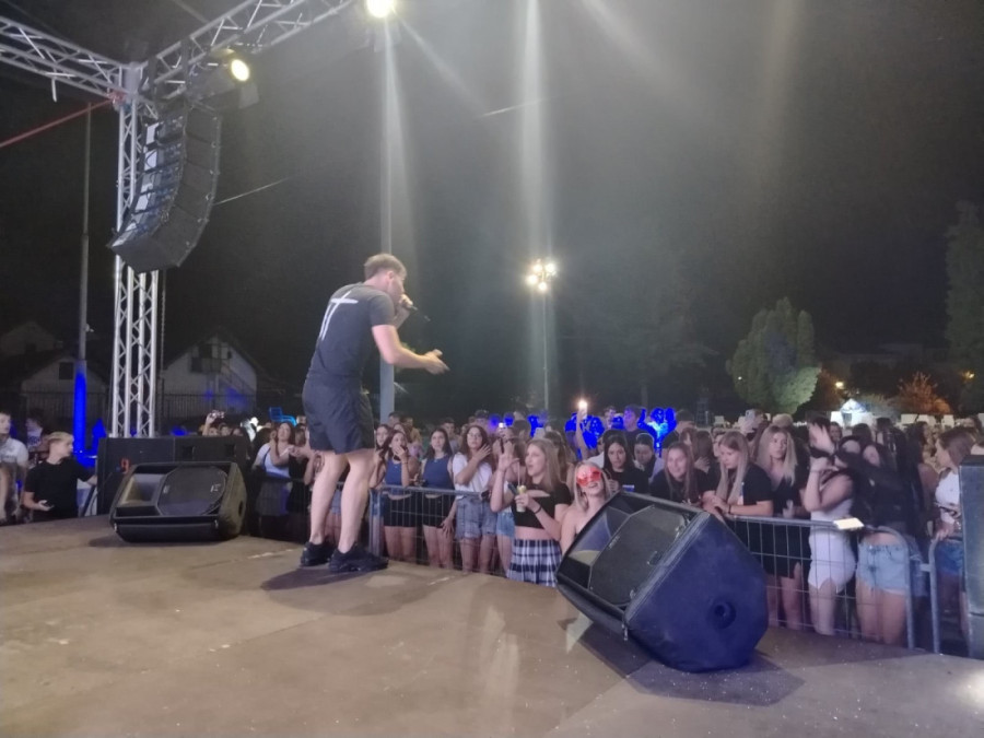 Spektakl na “Banja festu” u Vrnjačkoj Banji: Sa bakljama izašli na scenu i bacili sve u trans (FOTO)