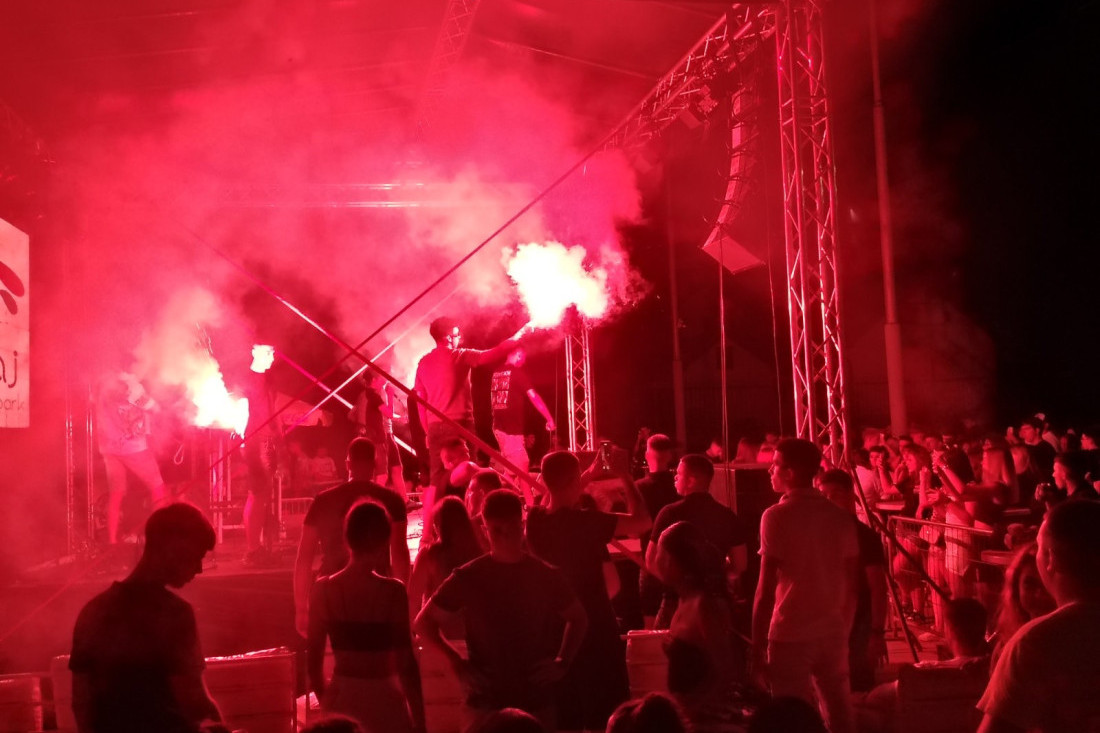 Spektakl na “Banja festu” u Vrnjačkoj Banji: Sa bakljama izašli na scenu i bacili sve u trans (FOTO)
