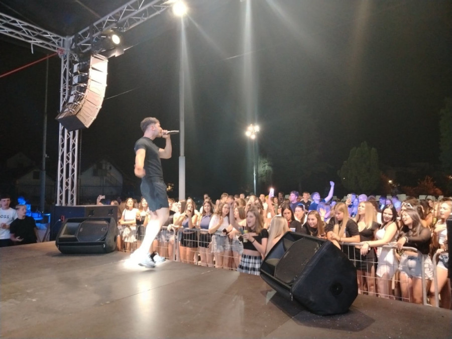 Spektakl na “Banja festu” u Vrnjačkoj Banji: Sa bakljama izašli na scenu i bacili sve u trans (FOTO)