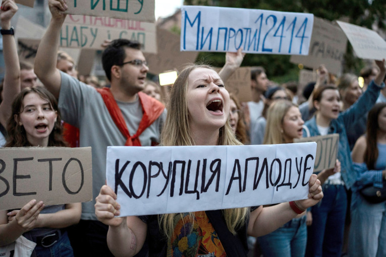 Zelenski potpisao sporni zakon! Ceo Kijev izašao na ulice (VIDEO)
