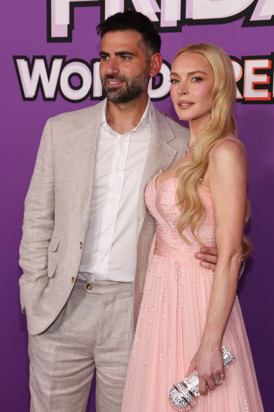 Premijeru pretvorila u modnu bajku: Lindzi Lohan je izgledala kao princeza u roze haljini i sa unikatnom mikrofon-torbicom (FOTO)