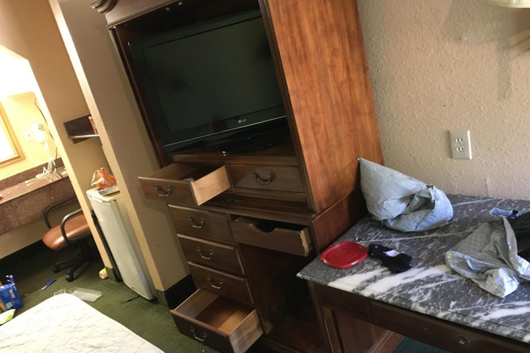 Stan pretvoren u deponiju: Stanari ostavili haos i masne zidove!