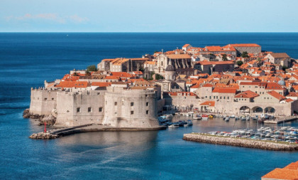 Umesto uspomena iz Dubrovnika, dobila lisice! Britanka pala sa falsifikovanim evrima