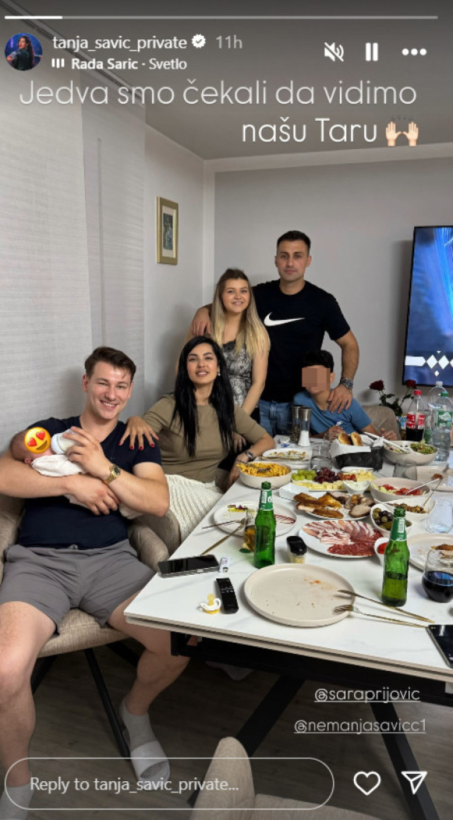 Tanja Savić i Muki pozirali s bebom u naručju: "Jedva smo čekali našu Taru!"