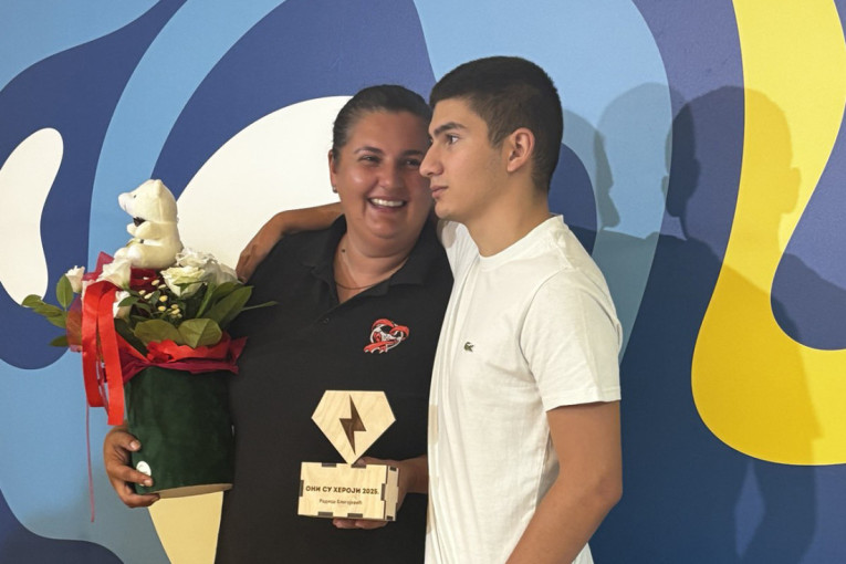 Majka, vozačica i heroina: Radica iz Beograda deli paketiće hiljadama dece! (FOTO/VIDEO)