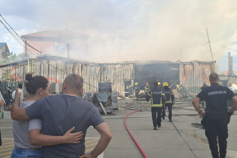 Sve smo izgubili! Vlasnici plaču na zgarištu fabrike u Malom Mokrom Lugu (FOTO/VIDEO)