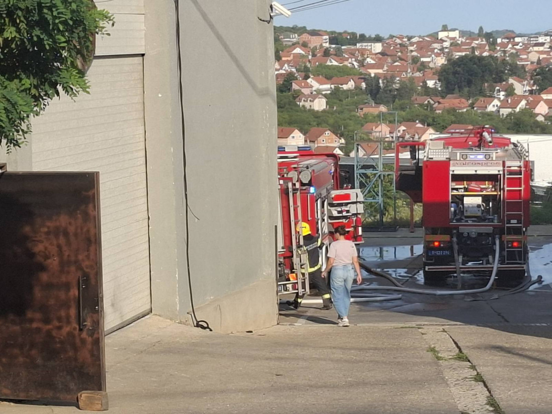 Sve smo izgubili! Vlasnici plaču na zgarištu fabrike u Malom Mokrom Lugu (FOTO/VIDEO)