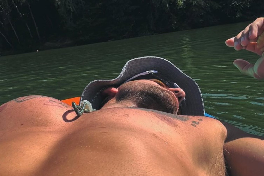Naš pevač objavio provokativne fotke sa odmora: Razgolitio se i pokazao sve mišiće (FOTO)