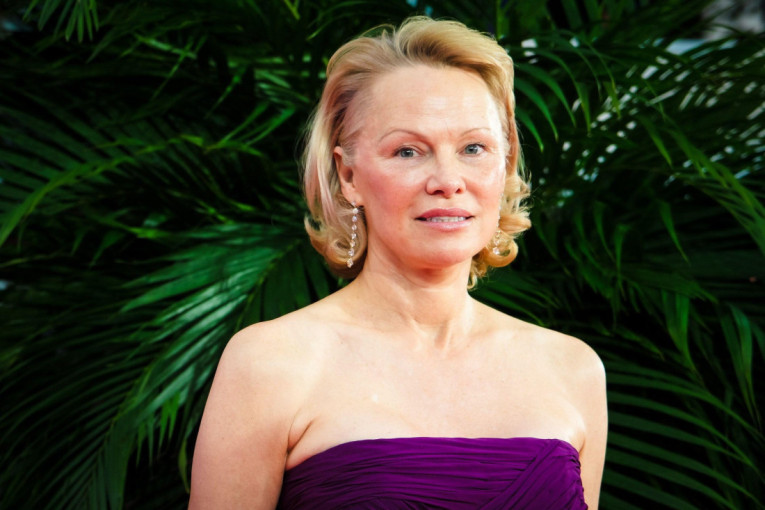 Pamela Anderson je u lepršavom izdanju omađijala publiku, a i kolegu: Lijam Nison nije mogao da skine pogled s nje (FOTO)