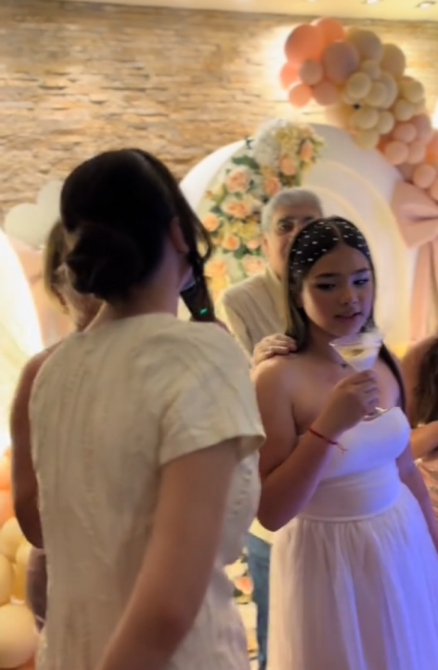 Ljuba Aličić priredio veče za pamćenje unuki za 18. rođendan! Luks dekoracija, baloni, cveće (FOTO)