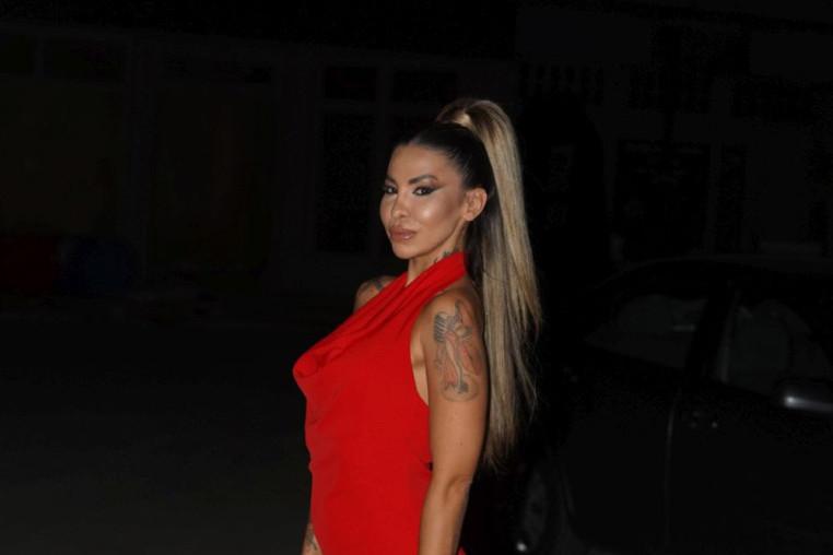 Aneli Ahmić u nikad izazovnijem izdanju: Atributi u prvom planu!