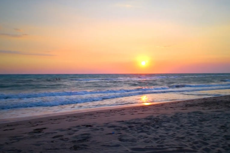 Uskočite u vremeplov pored mora: Grad gde svaki korak vodi kroz istoriju, ima peščanu plažu dugačku čak 18 kilometara (FOTO)