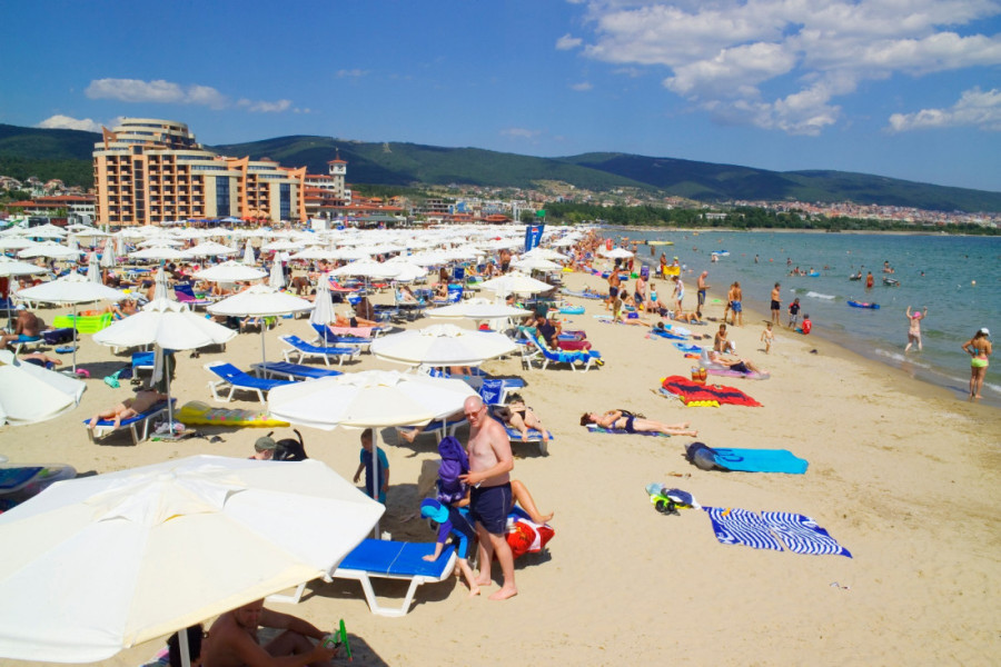 Ovo je pravi raj za srpske ali i druge turiste! Ležaljke i suncobran samo pola evra - cene se nisu menjale 10 godina