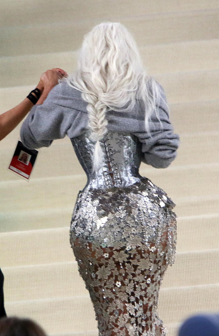 "Iskreno, ne izgleda dobro, jedva diše!" Fanovi zabrinuti za stanje Kim Kardašijan (FOTO)