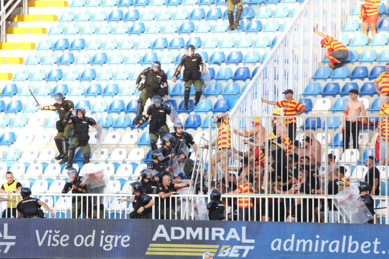 Haos na tribinama u Pazaru: Tuča navijača, intervenisala i žandarmerija (FOTO/VIDEO)